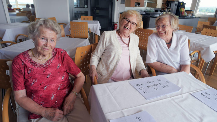 Bingo mit Aussicht: Wie drei Seniorinnen sich den Alltag im zwölften Stock versüßen